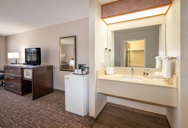 غرفة بسريرين كوين، Coast Fort St John Hotel 9/9