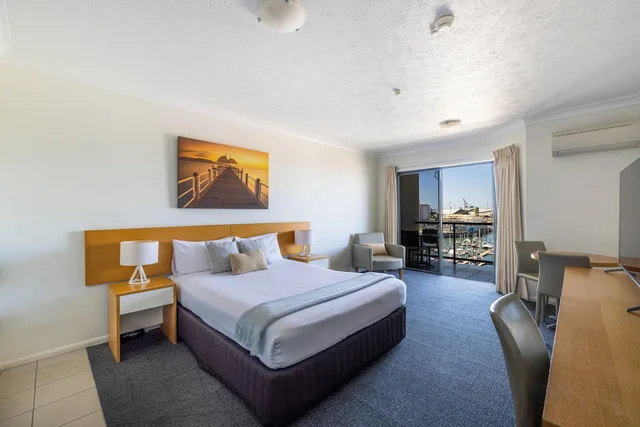 Efficiency, Queen Bed، MainStay Suites Townsville 1/4
