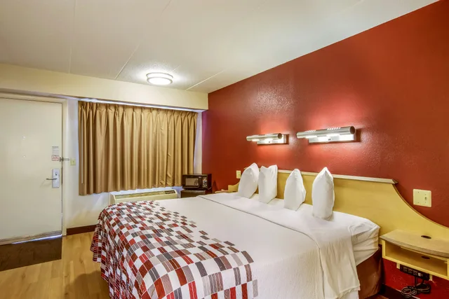 غرفة سوبيريور بسرير كينج، Red Roof Inn Detroit - Plymouth/Canton 4/9