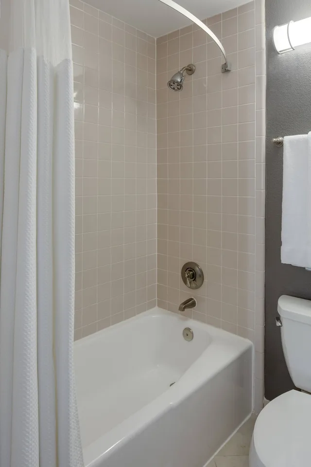 غرفة بسرير كينج مع أريكة، COURTYARD BY MARRIOTT LOGAN AIRPORT 7/10