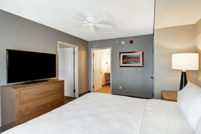 جناح بسرير كينج مع أريكة لذوي الإعاقة، Homewood Suites By Hilton Ottawa Kanata 2/4