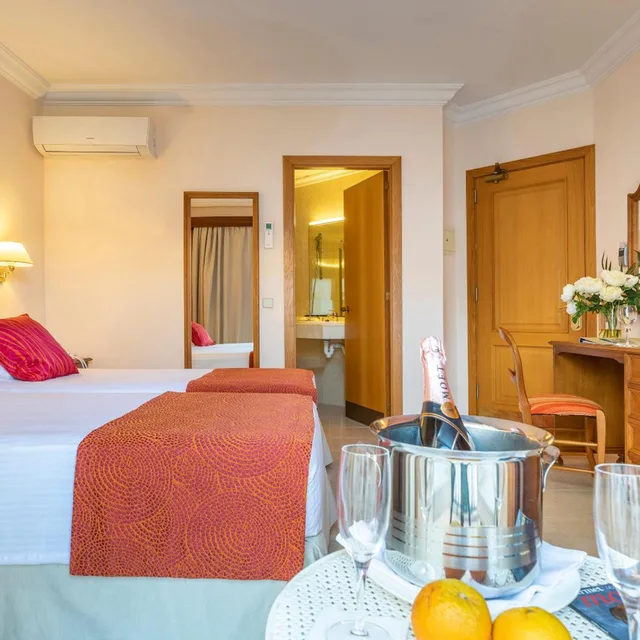 غرفة قياسية بسريرين منفصلين، Miramar Hotel 6/9