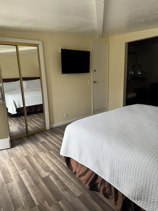 جناح بفراش فوتون وسرير كينج وسرير فردي، Carmel Resort Inn 8/10