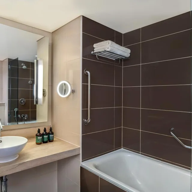 غرفة ديلوكس بسرير فردي بإطلالة على البحر، Yas Plaza Mangroves by IHG 3/3