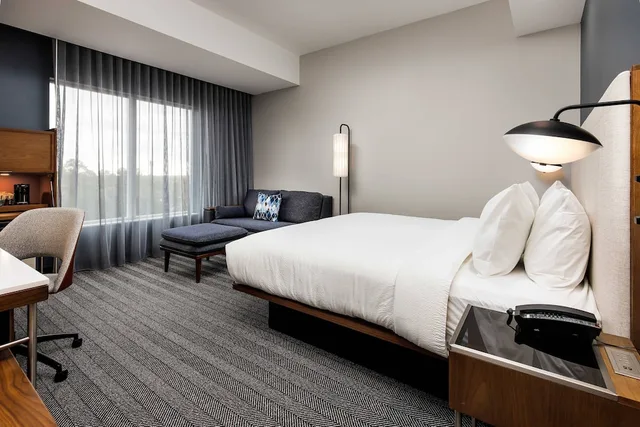 غرفة بسرير كينج مع أريكة لذوي الإعاقة، Courtyard by Marriott Pensacola West 2/7