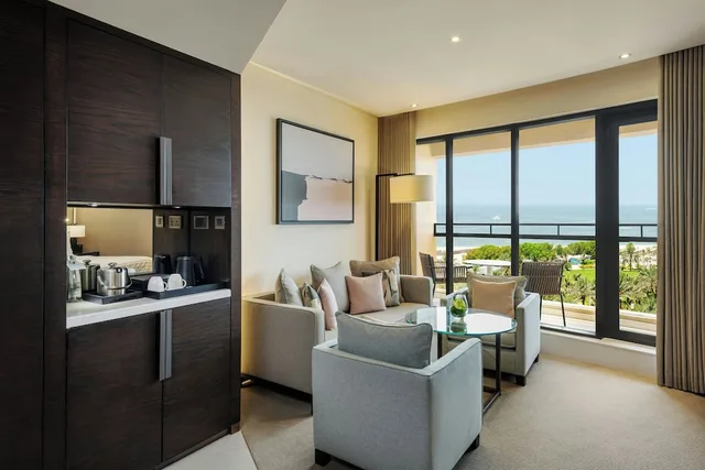 غرفة سوبيريور بسرير كينج بإطلالة على البحر، Le Royal Meridien Beach Resort & Spa 5/5