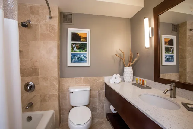 جناح بريميوم بسرير كينج بإطلالة على المسبح، OUTRIGGER Kauai Beach Resort & Spa 2/2