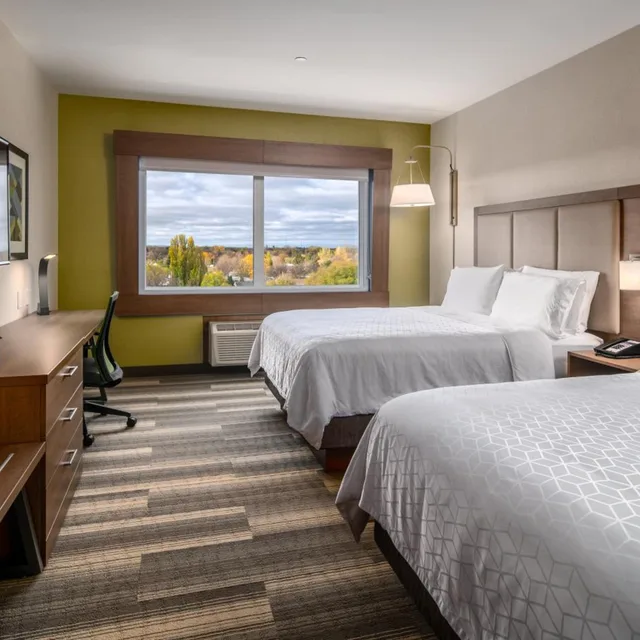غرفة بسرير كينج وسريرين كوين لذوي الإعاقة، Holiday Inn Express And Suites Brandon 1/10