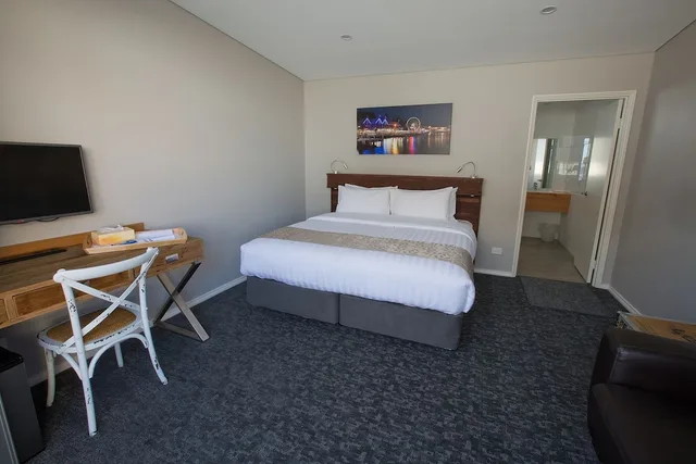 غرفة بسرير كينج بإطلالة على المسبح، Maand Up Accommodation 5/8