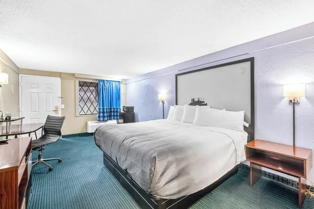 Room, King Bed, Super 8 By Wyndham Lantana West Palm Beach 6/10