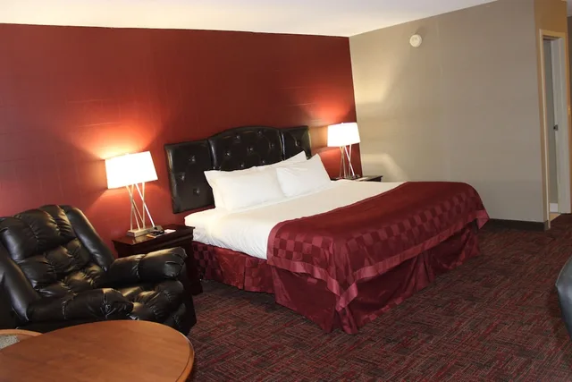 غرفة بسرير كينج مع أريكة، Ramada By Wyndham Grand Forks 3/4