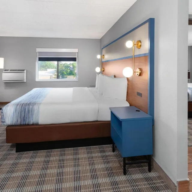 جناح عائلي بغرفتي نوم بحوض جاكوزي، AmericInn & Suites By Wyndham Baraboo Event Center 6/10