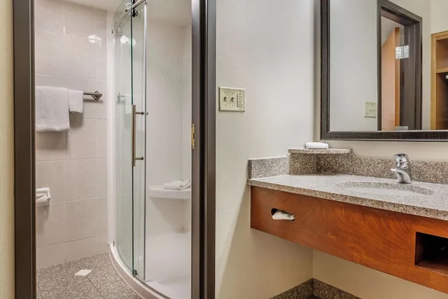 غرفة بسرير كينج في طابق مرتفع، Drury Inn and Suites Southwest St. Louis 4/4