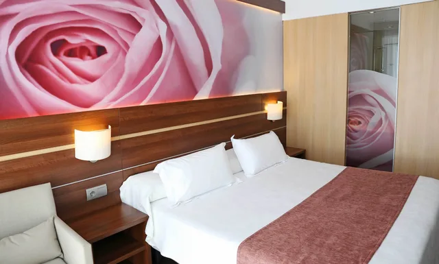 غرفة بسريرين منفصلين بإطلالة على المسبح، Volga Hotel 4/7