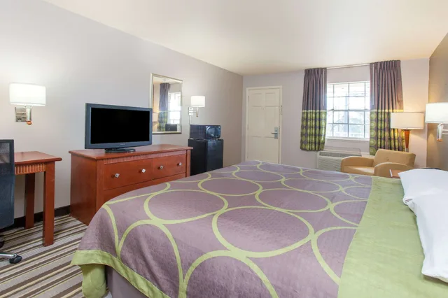غرفة قياسية بسرير كينج، Super 8 By Wyndham Monroe West 2/3