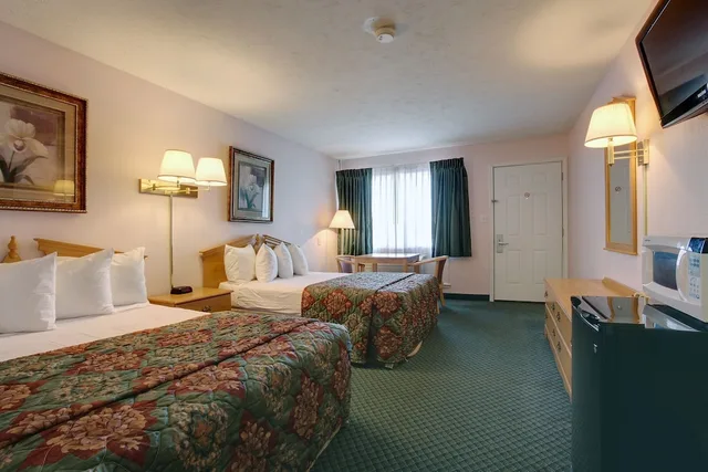 غرفة قياسية بسريرين مزدوجين للمدخنين، Americas Best Value Inn Uvalde 1/3