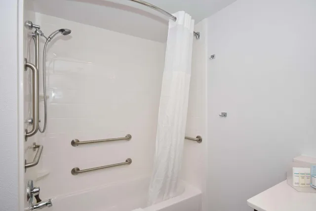1 Queen Mobility/Hearing Access Tub Nosmok، Hampton Inn Brevard 1/1