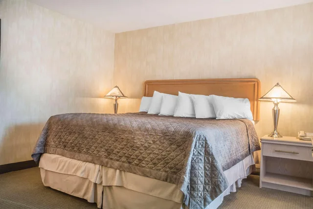 غرفة بسرير كينج، Rodeway Inn Fallsview Niagara Falls 2/3