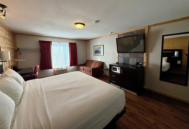 غرفة بسرير كينج مع أريكة، Americas Best Value Inn-Wall 1/10