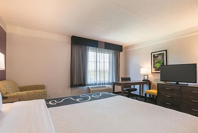 غرفة ديلوكس بسرير كينج، La Quinta Inn & Suites by Wyndham Atlanta Alpharetta 2/10