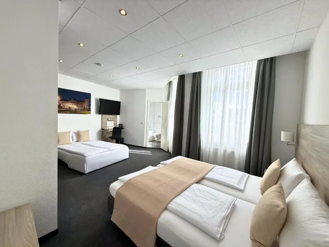 غرفة رباعية، TOP Hotel Hohenstaufen 1/8