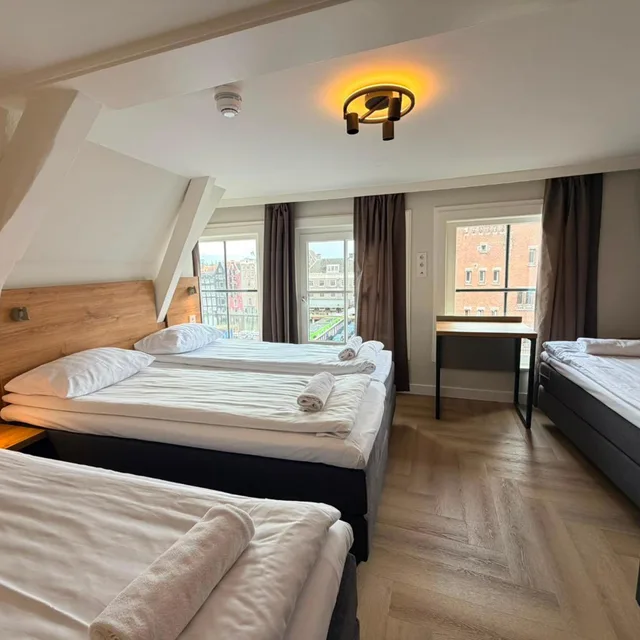 غرفة رباعية، Continental Hotel 2/10
