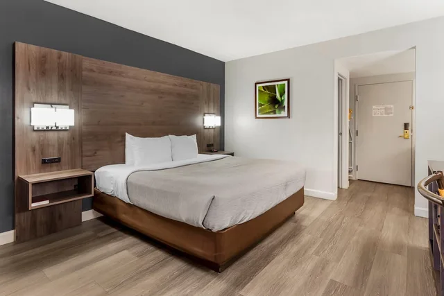 غرفة قياسية بسرير كينج، Quality Inn & Suites Raleigh Durham Airport 6/10