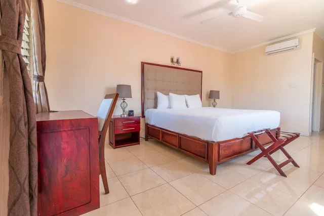 جناح عائلي بسرير كينج وسريرين مزدوجين، Travellers Beach Resort 1/10