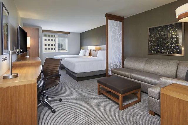 غرفة بسرير كينج بإطلالة مع أريكة، Hyatt Place Toronto Mississauga Centre 3/5