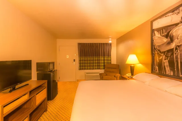 غرفة قياسية بسرير كينج، Super 8 by Wyndham Oklahoma Airport Fairgrounds West 1/3