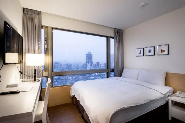 Room, Double Bed, River View, We Meet Taipei Hotel 9/10