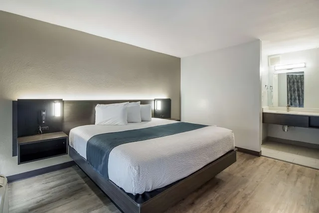 غرفة قياسية بسرير كينج، Motel6 Groves, TX 4/7