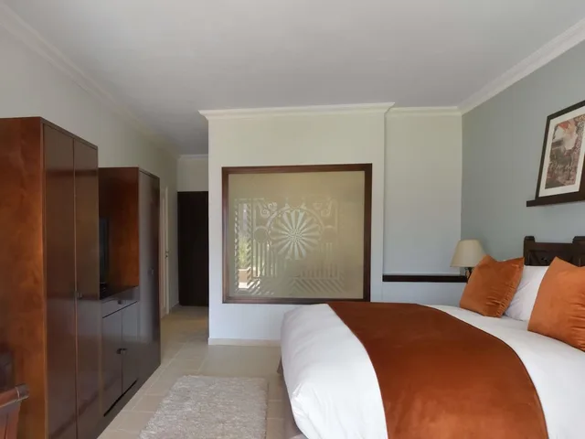 غرفة ديلوكس بسرير كينج بإطلالة على المسبح، Sofitel Agadir Royal Bay Resort 1/5