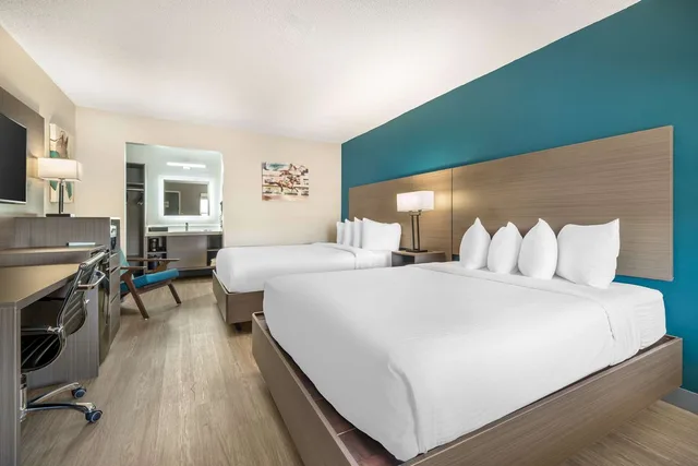 غرفة بسريرين كوين بمنطقة جلوس بمطبخ، Best Western Green Tree Inn 2/4