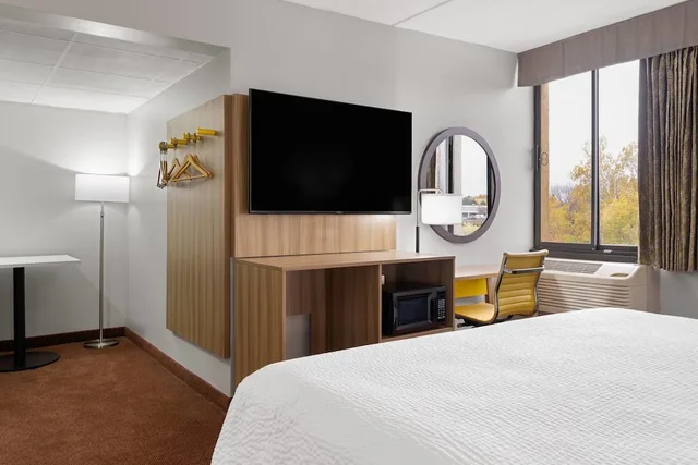 Studio, Suite, King Bed, Smoking, Days Inn By Wyndham Hagerstown 3/10
