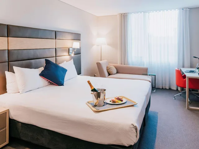 غرفة بسرير كينج، Novotel Newcastle Beach Hotel 1/1