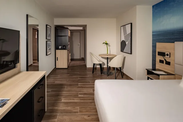 جناح بإطلالة على البحر بشرفة، Qawra Palace Resort & Spa 2/3