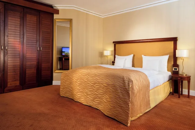 جناح بسرير كينج بإطلالة على البحر بشرفة مع أريكة، Hotel Gran Belveder 2/3