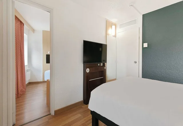 غرفة قياسية ثلاثية بسرير مزدوج وسرير فردي، B&B HOTEL Le Mans Centre Cathedrale 1/2