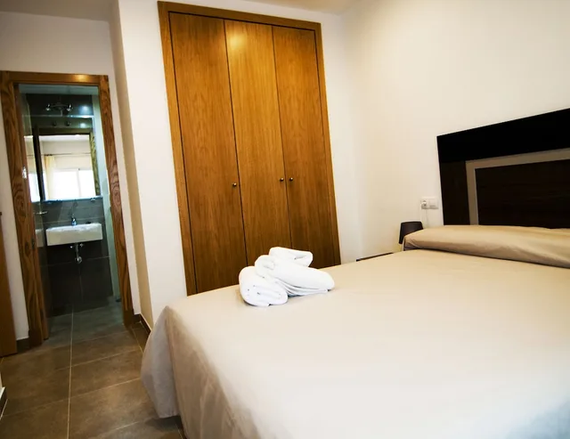 3 Bedrooms, Family, Apartment, 1 Single and 2 Double Beds، Plaza de La Luz Cadiz 1/2