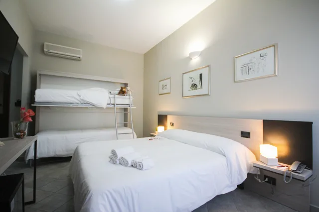 غرفة رباعية بسريرين منفصلين وأسرّة بطابقين، Hotel Gran Torino 1/8