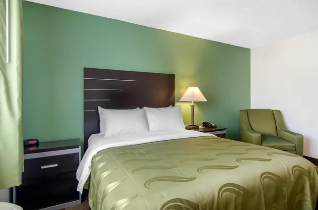 غرفة قياسية بسرير كوين، Quality Inn Russell, KS 1/10