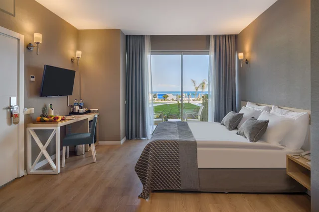 غرفة قياسية بسرير مزدوج أو سريرين منفصلين بإطلالة على البحر، Corendon Playa Kemer 1/4