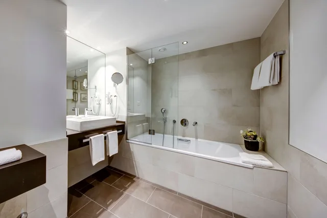 Suite, King Bed, City View, Dining Area, Sofa، Hotel Beaulac 3/3