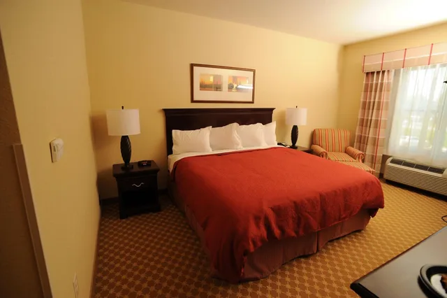 جناح بسرير كينج بغرفة نوم واحدة مع أريكة، Comfort Inn & Suites Concord (Kannapolis) 3/9