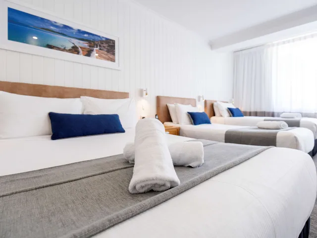 غرفة قياسية بسرير كوين وسريرين منفصلين، MERCURE CHARLESTOWN 1/5