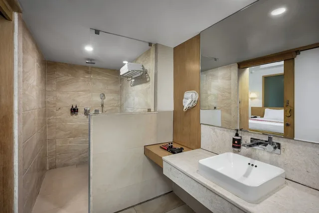 DLuxe Queen Room, Ginger Kochi Mg Road 2/3