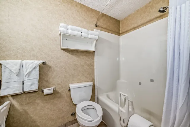 غرفة قياسية بسريرين كوين لذوي الإعاقة، Stony Plain Inn & Suites 4/8