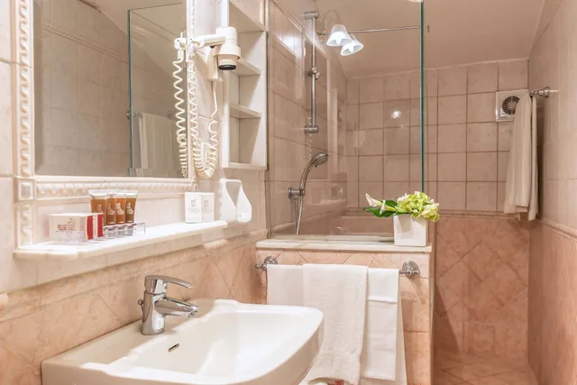 غرفة ثلاثية، Forum Hotel Rome 7/9