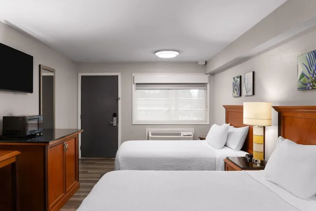 غرفة بسريرين مزدوجين، Basecamp Puyallup a Travelodge by Wyndham 1/10